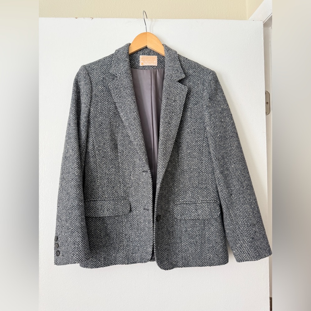 Pendleton Black/White Wool Blazer. Hip length. Long sleeved. V-neck front.Size M